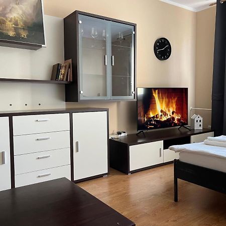 Elegant Escape Apartment - Free Parking, Easy Access To City Centre ブラチスラヴァ エクステリア 写真